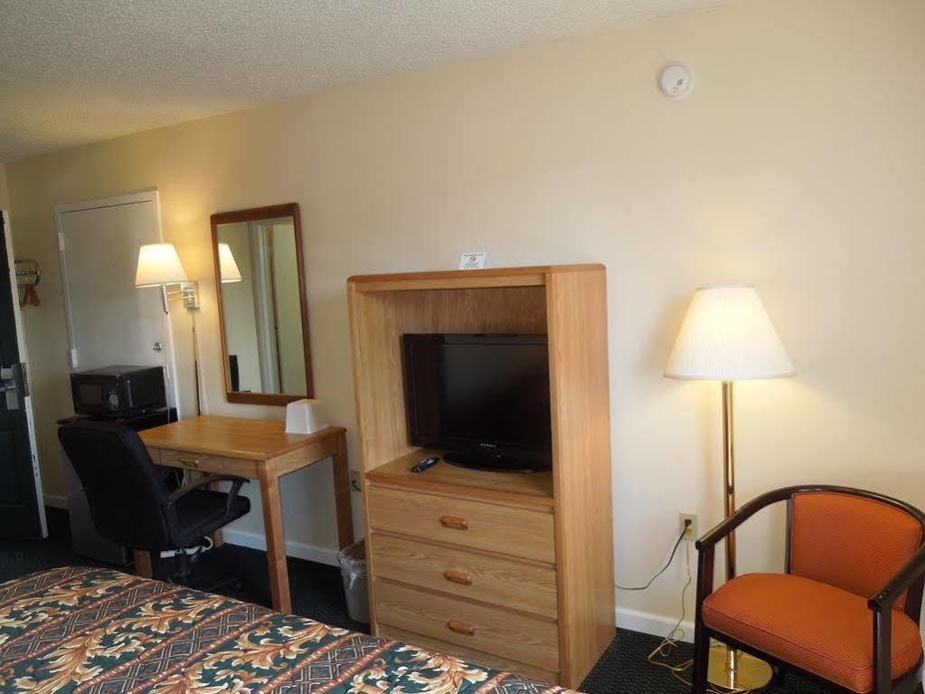 Knights Inn Bristol Левитаун Екстериор снимка